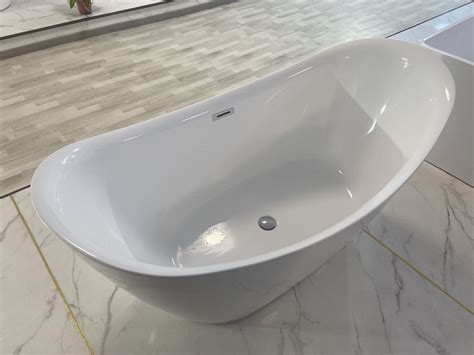 High Quality Home Use White Freestanding Acrylic Soaking Bathtub - China Bathtub and Sanitary Ware