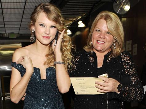 Taylor Swift Radiates Love for Her Mom with Heartfelt Message After Securing Best Family Feature ...