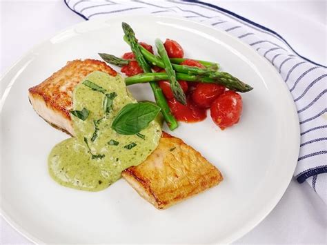 Freshly made fitness meals delivered Sydney | Salmon with creamy pesto