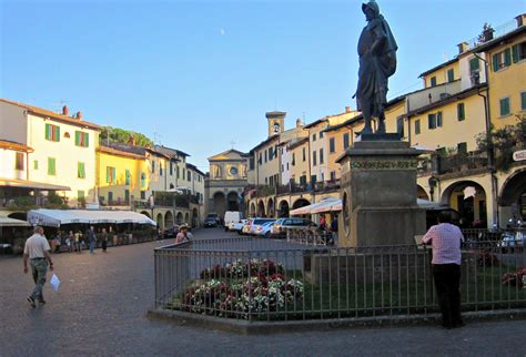 The central square of Greve in Chianti, Tuscany : r/europe