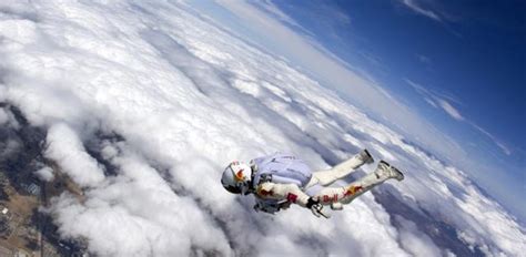 Skydiver Felix Baumgartner to Break Sound Barrier in 23-mile Fall From Space [VIDEO and PHOTOS]