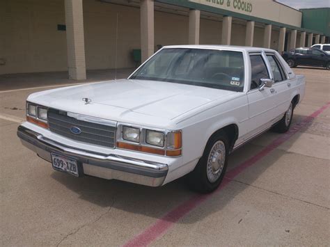 1990 Ford LTD Crown Victoria - Information and photos - MOMENTcar