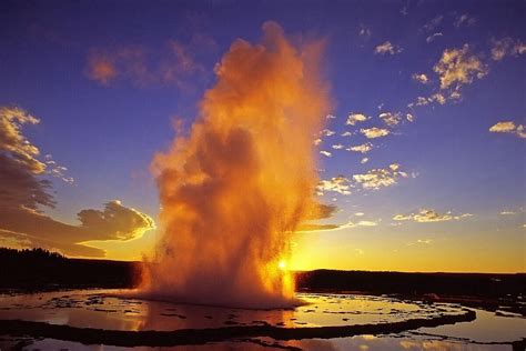 8 best geysers in Yellowstone that will knock your socks off - Tripadvisor