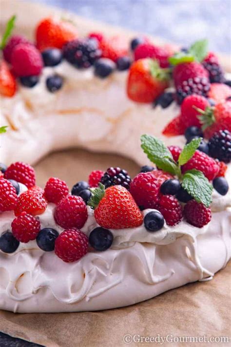 Christmas Pavlova Wreath For Christmas Day | Greedy Gourmet