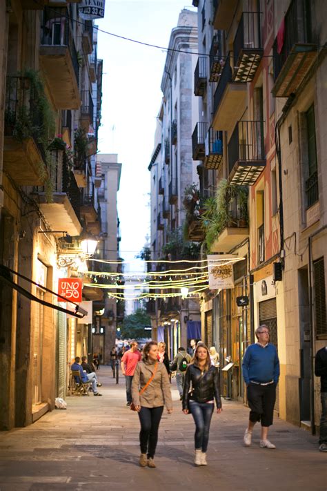 Walking the Barcelona Streets at Night - Entouriste