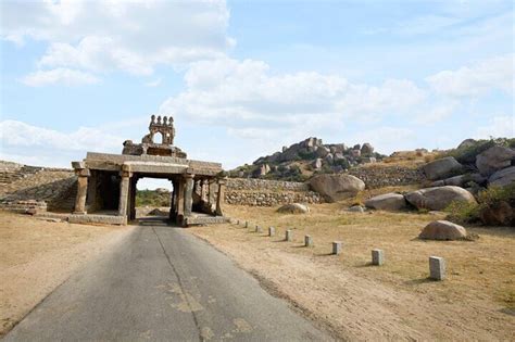 Highlights of Hampi (Guided Halfday Sightseeing Tour by Car from Hosapete)