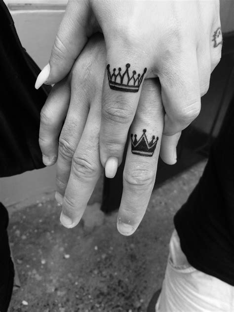 Crown finger tattoo … | Tatuaggi anulare, Tatuaggio con le dita, Tatuaggio di regina