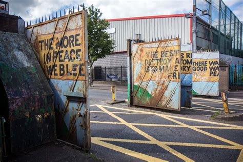 Belfast Peace Wall and its murals - how to see it for yourself