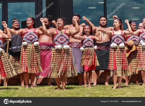 mašina za šivanje zahvat poslovanje traditional maori costume titula I tako dalje širenje