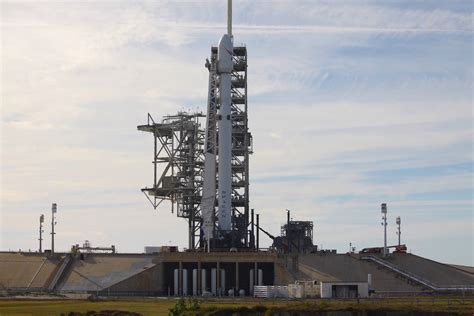 Photos: Falcon Heavy in position for first test launch – Spaceflight Now