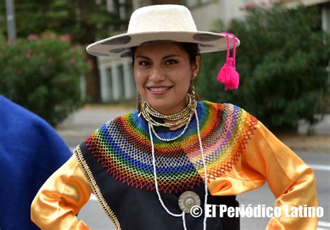 Una chica ecuatoriana luce con orgullo la vestimenta tradicional de su ...