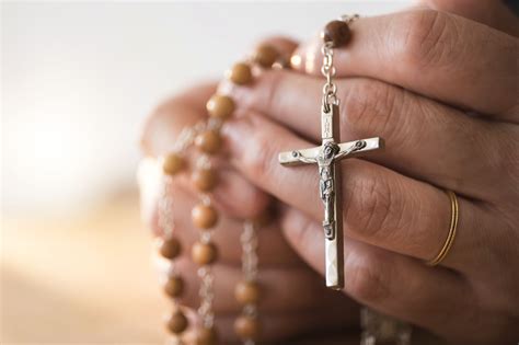 How to Pray the Divine Mercy Chaplet on a Normal Rosary