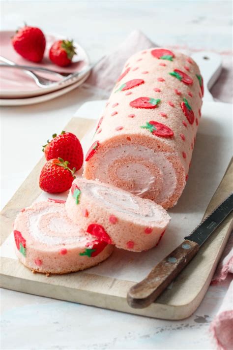 Strawberry Cake Roll - Yummiesta