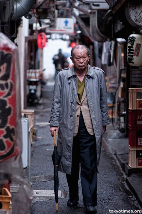 An old Japanese man in Shinjuku Memory Lane | 드로잉 아이디어