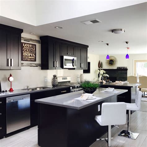 desain dapur hitam putih - Julian Lawrence