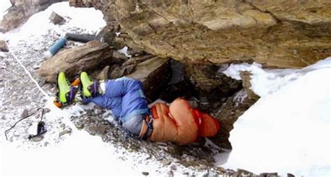 Fotografii incredibile. Sute de alpiniști își dorm somnul de veci pe Everest, cel mai mare ...