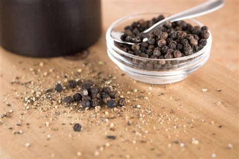 What Is Cracked Black Pepper And How To Use It?