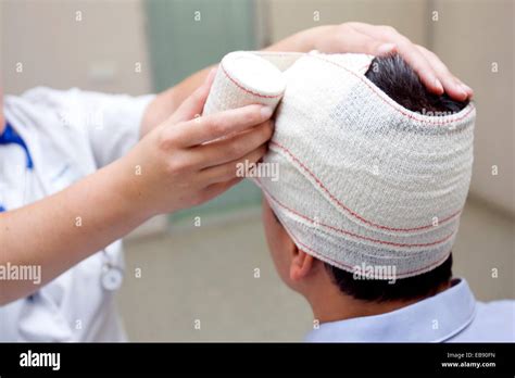 Head bandage hi-res stock photography and images - Alamy