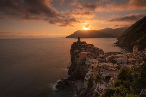 Golden sunset in Vernazza - ANTON GALITCH - Photography