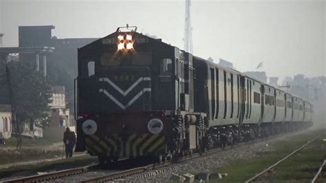 Best Economy class Train Awam Express 13up passing through Sarai Alamgir Jhelum Pakistan ...