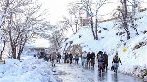 Army Clears Roads Around Snowbound Pakistan Town After Deadly Blizzard