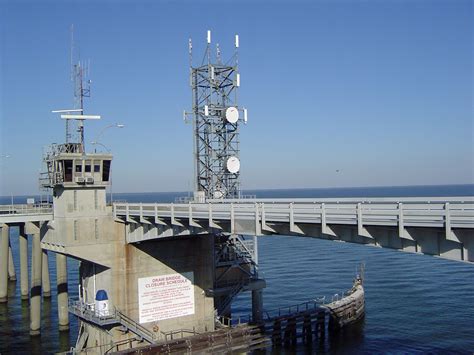 World's longest continuous bridge over water: world record near New Orleans, Louisiana