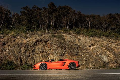 Lamborghini Aventador Roadster owns the runway - CNET