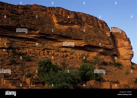 Abandoned cliff dwellings on the Bandiagara escarpment, above Telí ...