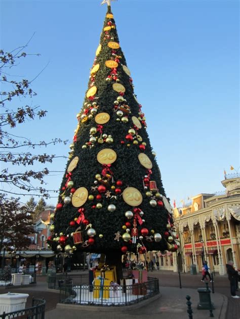 Christmas at Disneyland Paris - Theme Park Monkey