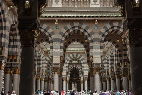 The Charming Interior works and Light designing of Masjid al Nabawi ...