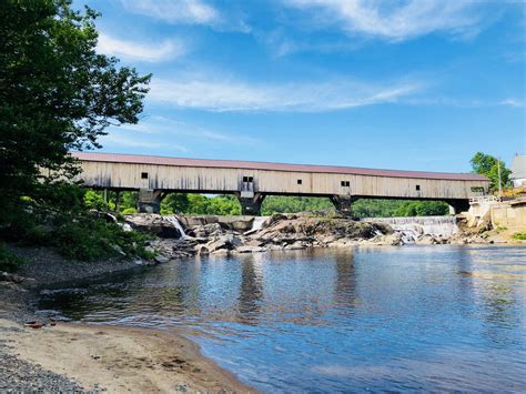 Bath Covered Bridge in Bath, New Hampshire. Spanning Ammonoosuc River ...