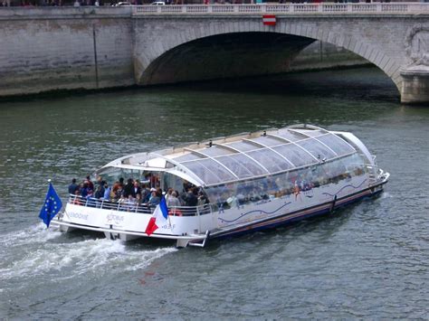 Free Stock photo of Tour Boat on River Seine | Photoeverywhere