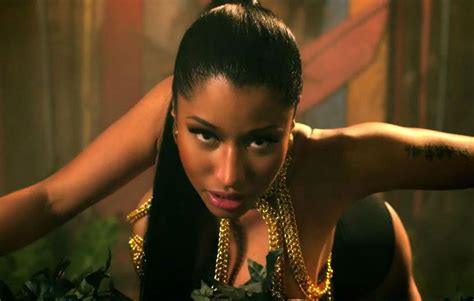 Nicki Minaj snake bites backing dancer ahead of MTV VMAs 'Anaconda' performance | The Independent