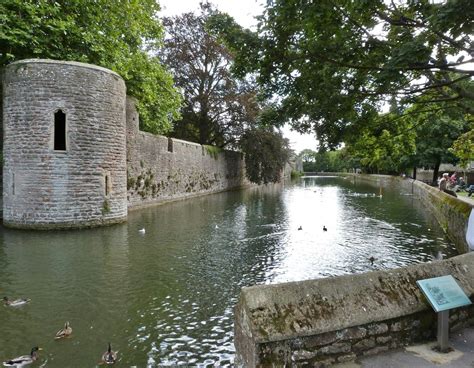 The Bishop's Palace moat, Wells © Derek Voller :: Geograph Britain and Ireland