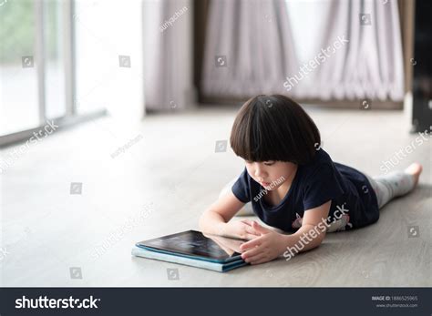 5,157 Cartoon kids with smart phone Images, Stock Photos & Vectors | Shutterstock