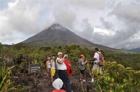 Arenal Volcano Hiking Tour / Caminata al Volcán Arenal