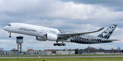 L'Airbus A350 inizia a volare. - fammi volare