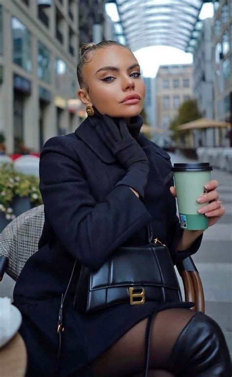 Pin by Radu Cristiana on 𝒞𝑜𝒻𝒻𝑒𝑒 𝑔𝒾𝓇𝓁𝓈 I | Baddie outfits casual, Coffee ...