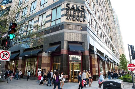 Saks Fifth Avenue | Shopping in Streeterville, Chicago