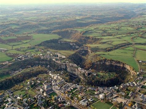 Bozouls : des maisons au-dessus d’un canyon