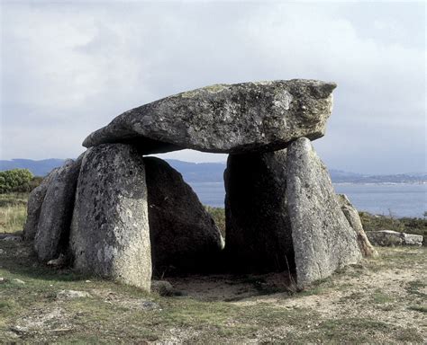 dolmen | Art History Glossary