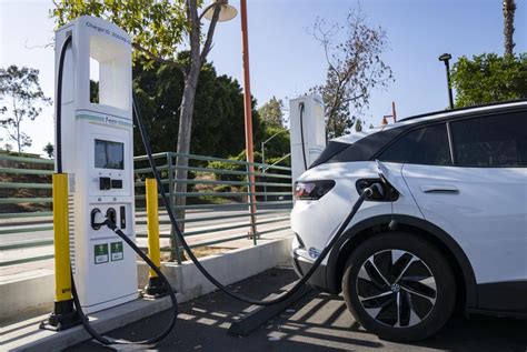 Electric vehicle charging station network planned for Texas highways | The Texas Tribune