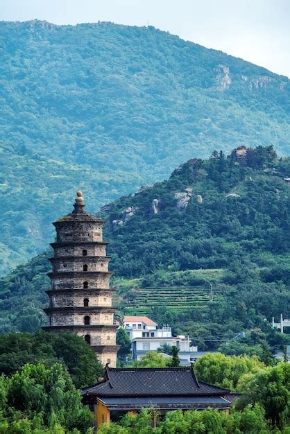 Premium Photo | Lianyungang huaguoshan lake and temple pagoda