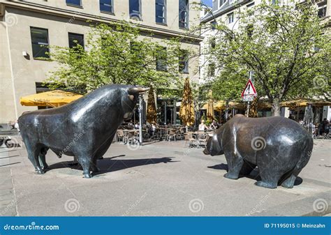 The Bull and Bear Statues at the Frankfurt Stock Exchange Editorial ...