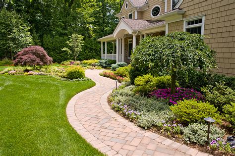 Dos and Don’ts of Front Yard Landscape