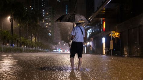 2 Dead, Hundreds Evacuated in Hong Kong Flooding