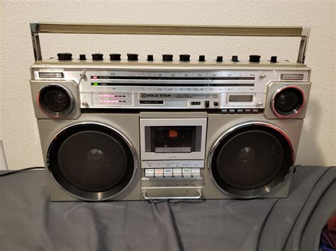 1983 Lucky Goldstar (LG) TSR-581 Boombox that I bought a few days ago. Missing a few things and ...