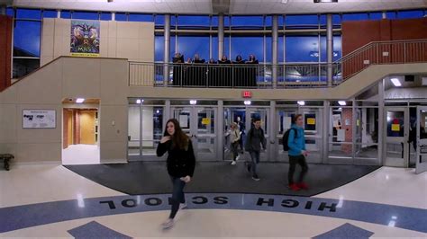 Minnetonka High School Choir: Holiday in the Hallway - YouTube