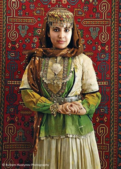 Azerbaijan national dress / folk costume Beauty Around The World, People Around The World ...