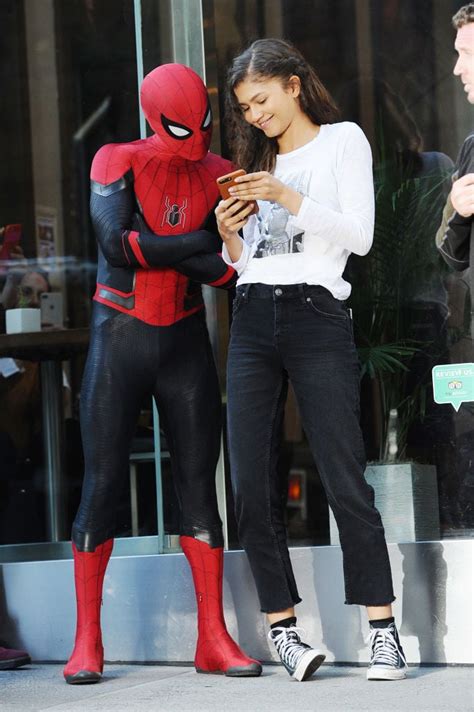 Tom Holland And Zendaya - Tom Holland And Zendaya Hail Spider Man Deal Hollywood Gulf News ...